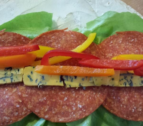 Następnie bardzo ciasno zawijamy tortille, zawijamy folią aluminiową i